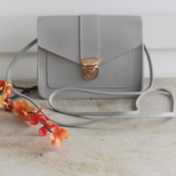 NEW Light Gray Vegan Leather Crossbody Handbag - Picture 5 of 7